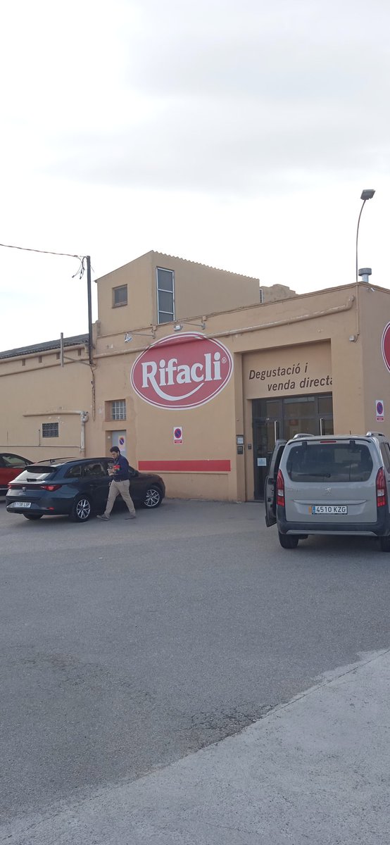 ericbg72's tweet photo. Recomanació pel @ElClubdeles7 , parada obligatòria a Montblanc camí de la platja de Lleida! #rifacli #galetesbones https://t.co/Zj6qNkPkRc