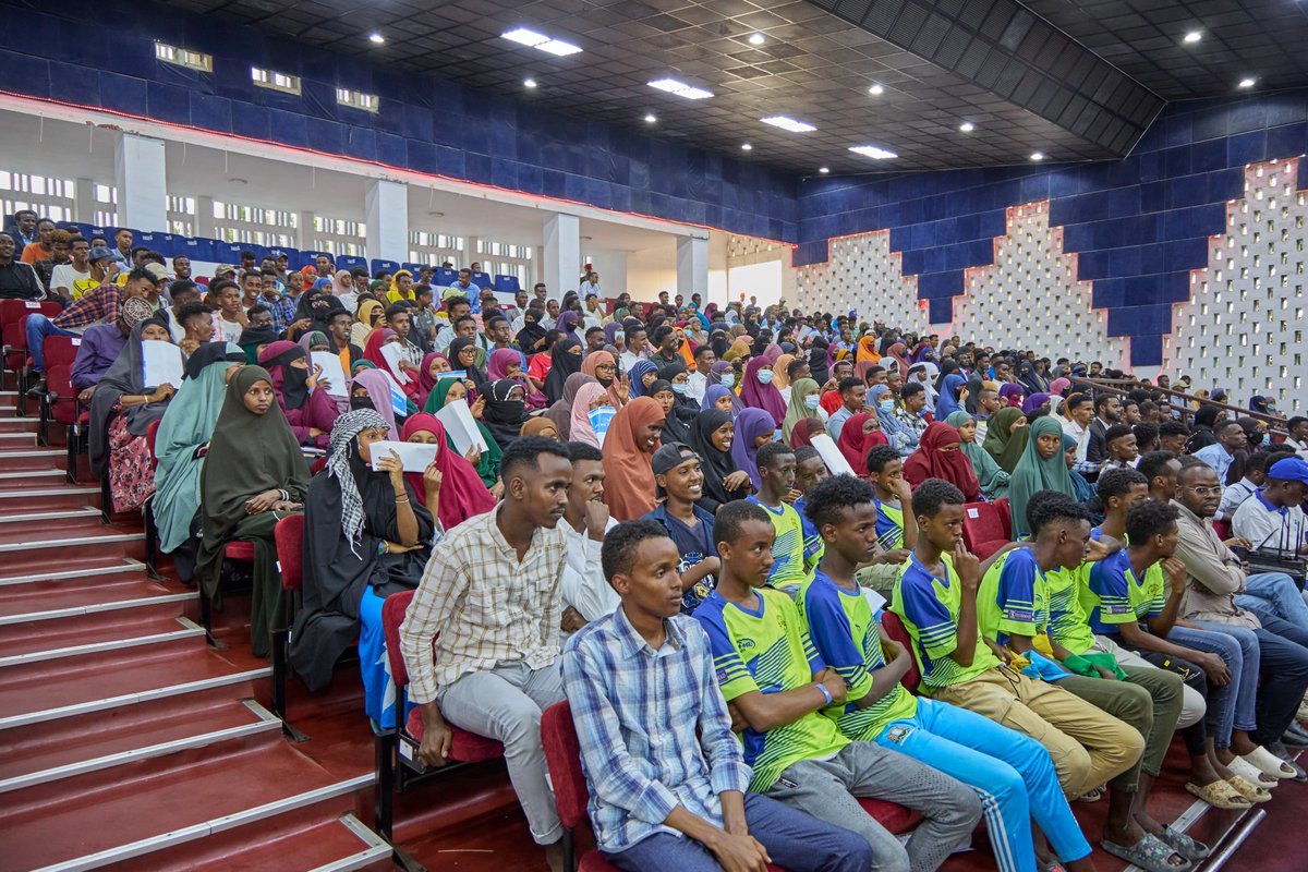SomaliPM's tweet photo. Ra’iisul Wasaare @HamzaAbdiBarre ayaa galabta daah-furay Ololaha Qaran ee Doorka Dhallinyarada ee Dib-u-Xoreynta &amp; Nabadeynta oo ay soo qaban qaabisay Wasaaradda Dhallinyarada &amp; Ciyaaraha. Waxa uu kaga hadlay ahmiyadda jiheynta, abaabulka &amp; ka faa’iideysiga awoodda dhallinyarada. https://t.co/Ozg1KswB5w