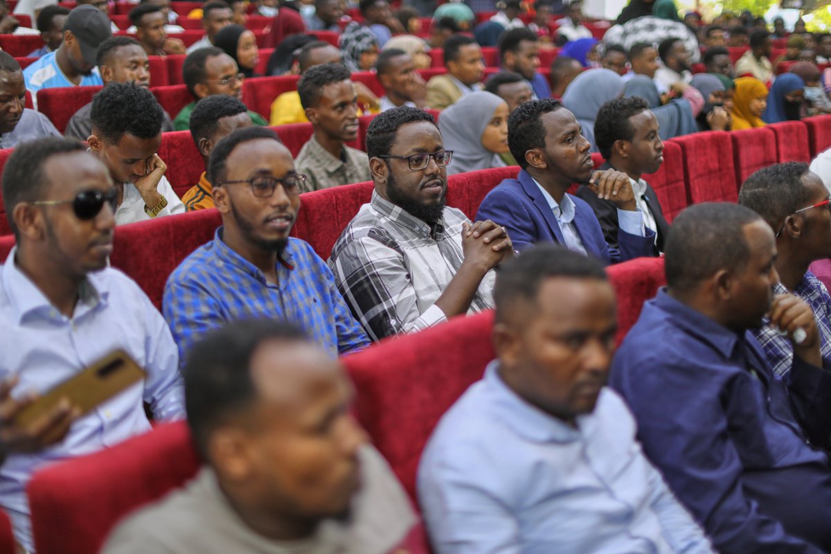 SomaliPM's tweet photo. Ra’iisul Wasaare @HamzaAbdiBarre ayaa galabta daah-furay Ololaha Qaran ee Doorka Dhallinyarada ee Dib-u-Xoreynta &amp; Nabadeynta oo ay soo qaban qaabisay Wasaaradda Dhallinyarada &amp; Ciyaaraha. Waxa uu kaga hadlay ahmiyadda jiheynta, abaabulka &amp; ka faa’iideysiga awoodda dhallinyarada. https://t.co/Ozg1KswB5w