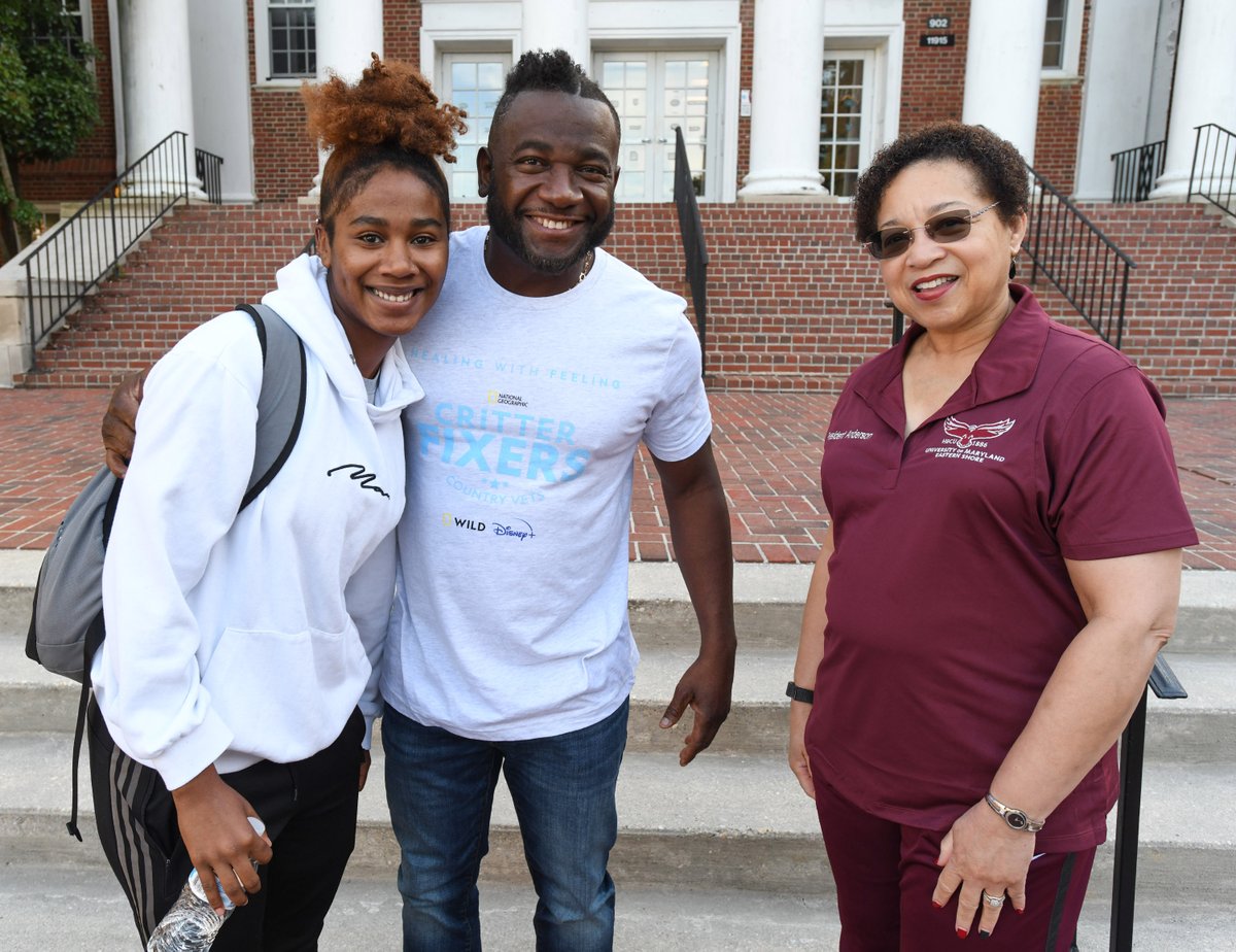Nat Geo TV celebrity vet Dr. Hodges of Critter Fixers: Country Vets made a surprise visit to #UMES Pre-#vetstudents thanks to dedicated faculty member Dr. Kimberly Braxton. The #HBCU DVM encouraged students to pursue their dreams of a career in #veterinarymedicine. 📷Todd Dudek