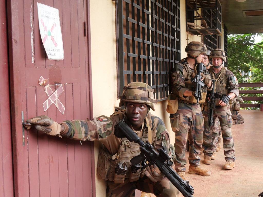 MISLOG_BANGUI's tweet photo. A M'Poko, les @1erSpahis de la #MISLOG ont effectué un entrainement synthèse de combat ZUB, dont le but est de perfectionner la maitrise des savoir-faire élémentaires du combat urbain.
#prépaops #nosjeunesops #danslaction
@EfgOfficiel @armeedeterre @EtatMajorFR https://t.co/dzXAQXulcy
