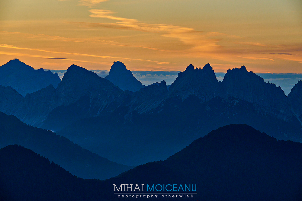 mihai_moiceanu's tweet photo. Cine se scoala de dimineata prinde si rasaritul si micul dejun 🙂. Insiruirea de creste, cromatica cerului fac din rasariturile montane spectacolul cel mai vanat de fotografi. Nici noi nu ne-am lasat pe tanjala 🙂 #PhotoTOURcuMihaiMoiceanu #CresteleDolomitilor #Dolomites #Coldai https://t.co/37XpZVGEv3