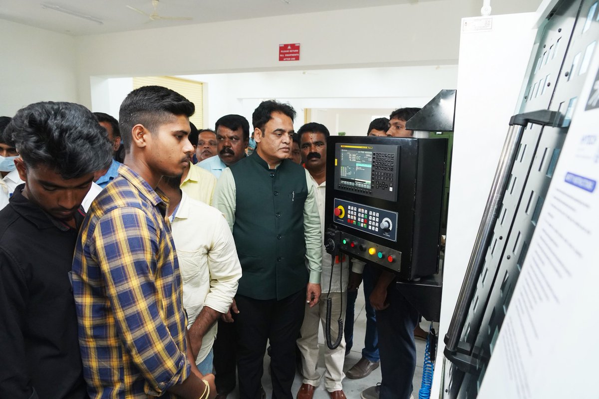 drashwathcn's tweet photo. ಮೈಸೂರು ಜಿಲ್ಲೆ, ಹುಣಸೂರಿನ ನೂತನ GTTC ಬಹು ಕೌಶಲ್ಯ ತರಬೇತಿ ಕೇಂದ್ರದ ಉದ್ಘಾಟನಾ ಸಮಾರಂಭದಲ್ಲಿ ಪಾಲ್ಗೊಳ್ಳಲಾಯಿತು.

ಇಲ್ಲಿ ವಾರ್ಷಿಕ ಸುಮಾರು 500 ಅಭ್ಯರ್ಥಿಗಳಿಗೆ ತರಬೇತಿ ನೀಡಲು ಉದ್ದೇಶಿಸಲಾಗಿದ್ದು, ಈ ಭಾಗದ SC/ST, ಹಿಂದುಳಿದ, ಗ್ರಾಮೀಣ ಹಾಗೂ ಆರ್ಥಿಕವಾಗಿ ಹಿಂದುಳಿದ ವಿದ್ಯಾರ್ಥಿಗಳಿಗೆ ನೆರವಾಗಲಿದೆ.

@KarnatakaGttc https://t.co/qMxx0qNzVa