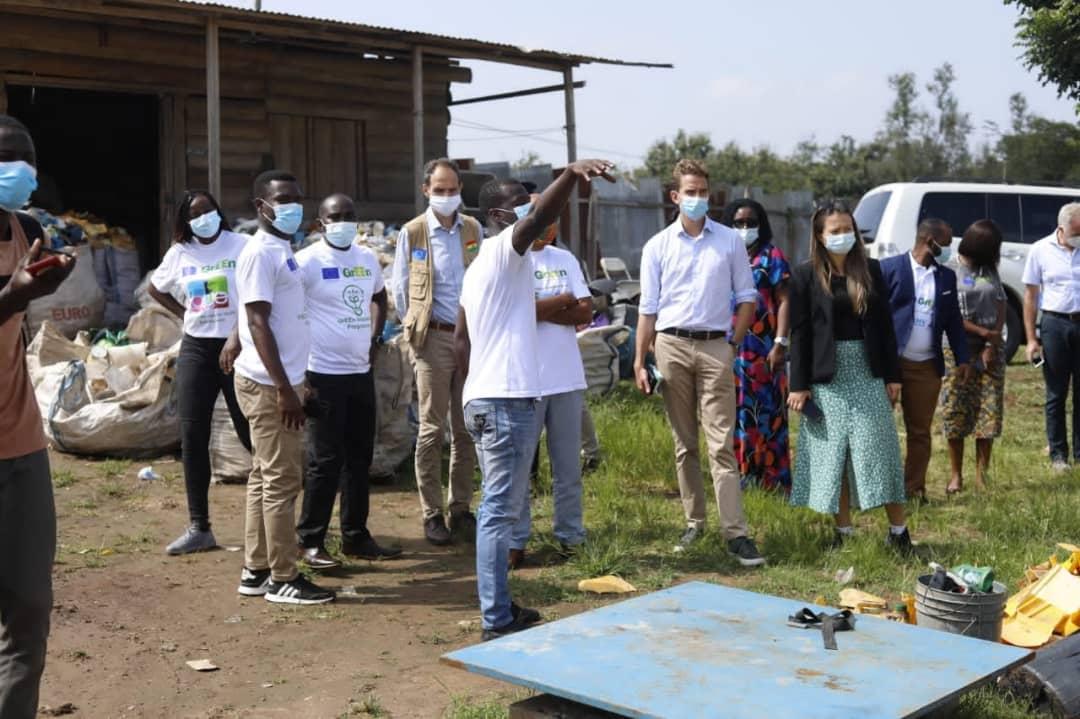 news_ghana's tweet photo. 51 SMEs receive GH₵ 1.3M grant from SNV GrEEn https://t.co/bKejjwVRgy #Business #51SMEs #GH13million #matchinggrant #SNVGrEEnProject https://t.co/wthehKZq9w