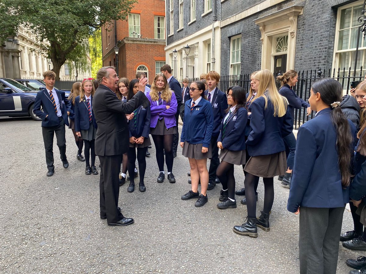 LiamFox's tweet image. It was great to welcome Gordano School from North Somerset outside 10 Downing Street today. They also had a tour of @UKParliament, learning about the political processes that underpin our democracy. @gordanosch