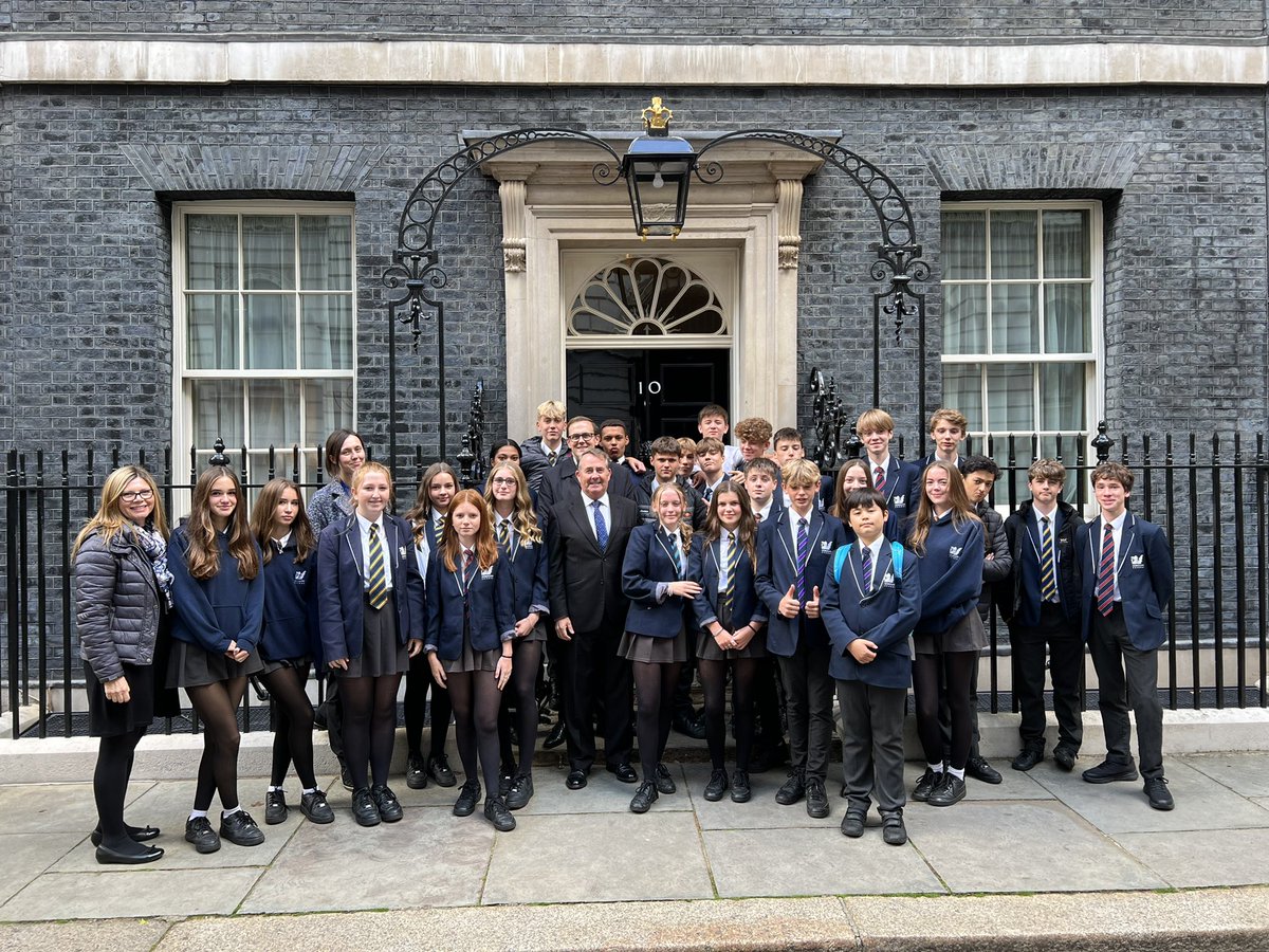 LiamFox's tweet image. It was great to welcome Gordano School from North Somerset outside 10 Downing Street today. They also had a tour of @UKParliament, learning about the political processes that underpin our democracy. @gordanosch