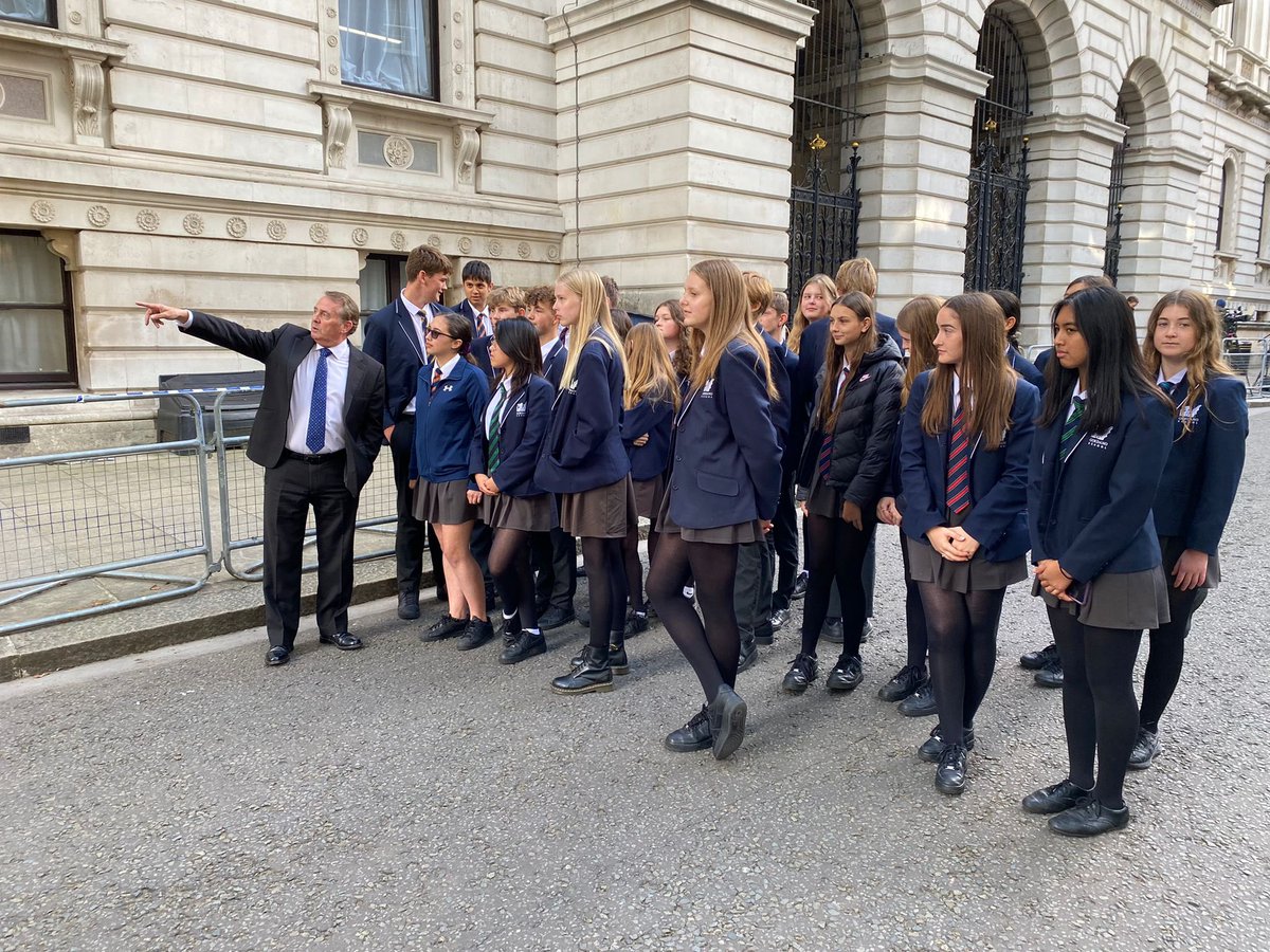 LiamFox's tweet image. It was great to welcome Gordano School from North Somerset outside 10 Downing Street today. They also had a tour of @UKParliament, learning about the political processes that underpin our democracy. @gordanosch