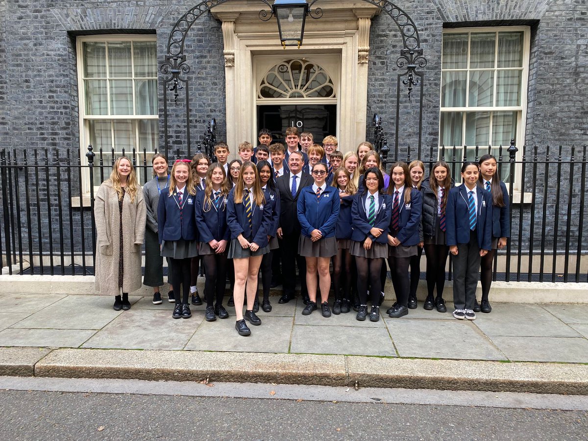 LiamFox's tweet image. It was great to welcome Gordano School from North Somerset outside 10 Downing Street today. They also had a tour of @UKParliament, learning about the political processes that underpin our democracy. @gordanosch