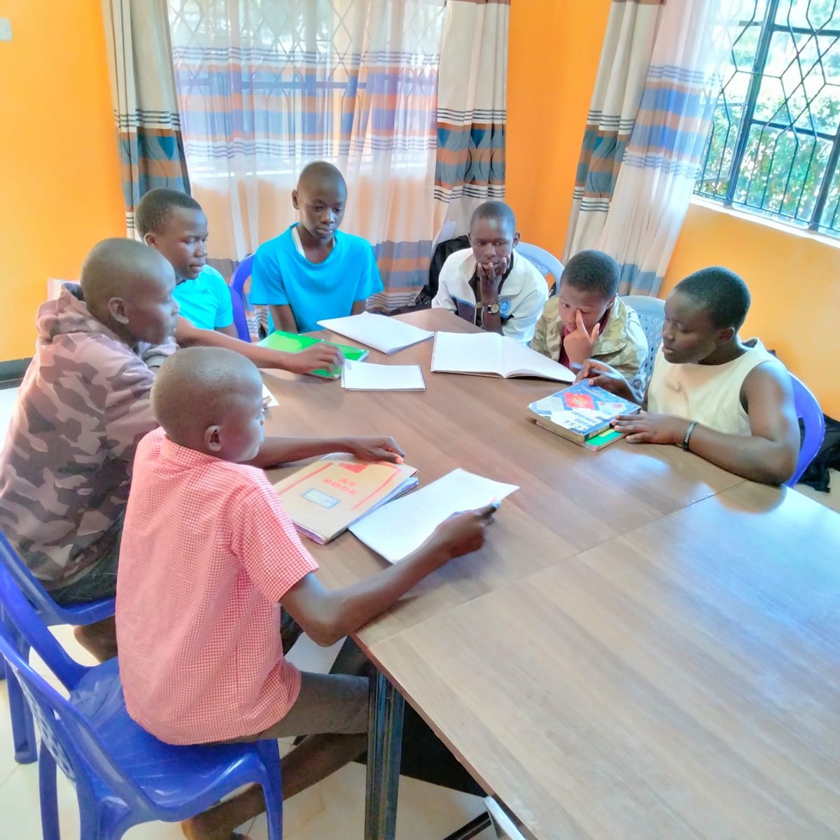 _BeLightCandles's tweet photo. Exams are approaching for our Henry Legacy Scholars. We gathered them together to host a study group and provide help for any areas of struggle. 

We are so proud of our scholars! https://t.co/jXh2geIxIi