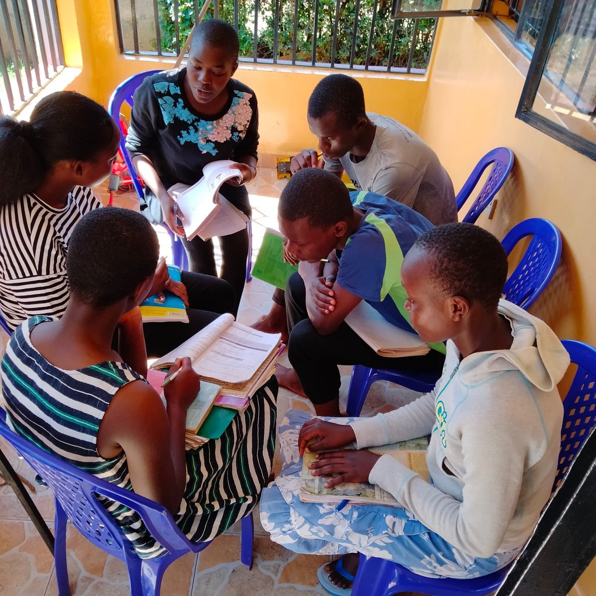 _BeLightCandles's tweet photo. Exams are approaching for our Henry Legacy Scholars. We gathered them together to host a study group and provide help for any areas of struggle. 

We are so proud of our scholars! https://t.co/jXh2geIxIi