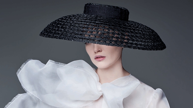 🔵 𝗘𝗫𝗣𝗢𝗦𝗜𝗧𝗜𝗢𝗡 | #Chapeaux #Dior ! Célébrant l'#art du chapeau et illustrant plus de 70 ans d'histoire, de 1947 à 2020, de Christian Dior à Stephen Jones ➽ bit.ly/3cS3IuA #mode #musée #exposition <a href="/MuseeDior/">Musée Christian Dior</a>