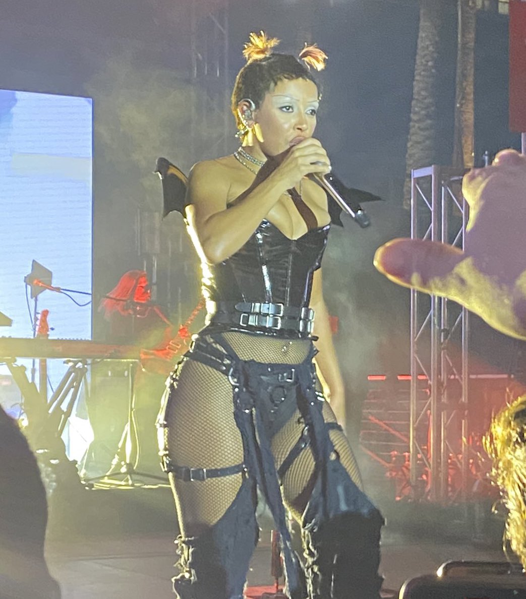 death🖤 on Twitter: "RT @DojasRightTitty: Doja Cat wore a strap on