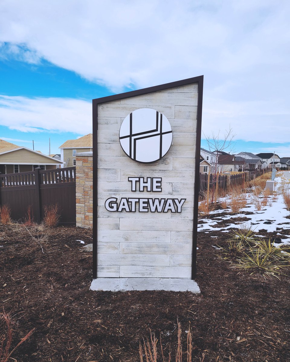 BSCSigns's tweet image. 2022 Project Snapshot: This Wayfinding Monument Sign was crafted with faux wood paneling with a dimensional metal logo and community name. We love how the unique elements work together to amplify this brand!

#BSC #signshop #signdesigns #signsincolorado #monumentsign #branding