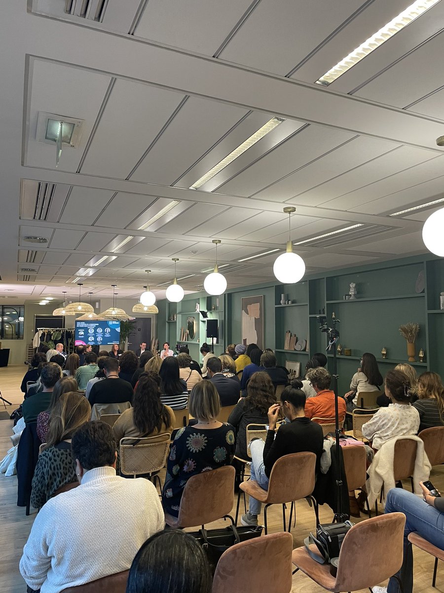 SocialBuilder's tweet photo. #Reconversion professionnelle des #femmes dans le #numérique : lancement de la table-ronde initiée par @numeum_ et @SocialBuilder animée par @Ostrigari pour dresser l’état des lieux du sujet en France.  #ReconversionFemmesNum https://t.co/Vug4BCtMKz