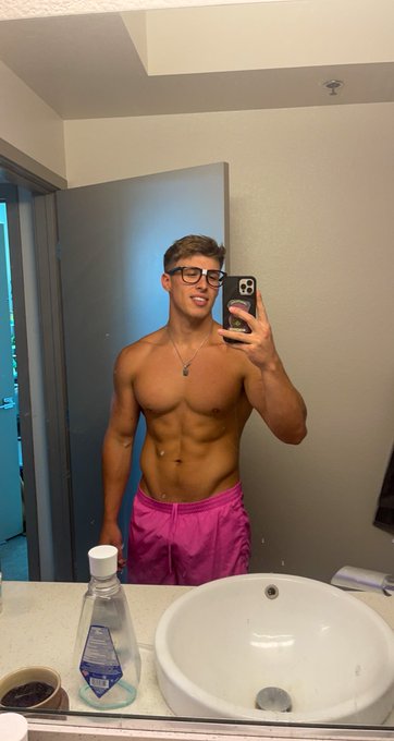 who likes nerds? 🤓  https://t.co/bUfSZpxQjL https://t.co/XMvB86d37v