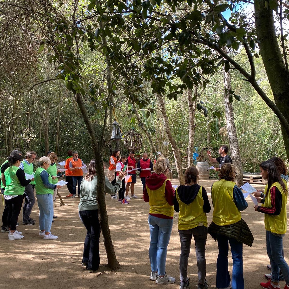 trekandteam's tweet photo. Ahir vam fer una nova edició dels nostres #teambuilding per a empresa. En aquest cas amb un equip d’@Optica_Salas 

En un entorn màgic com #LaAvellana vam estar treballant competències de #lideratge 

Una gran experiència!! 💪💚🤗 https://t.co/tUX2qwN4gb