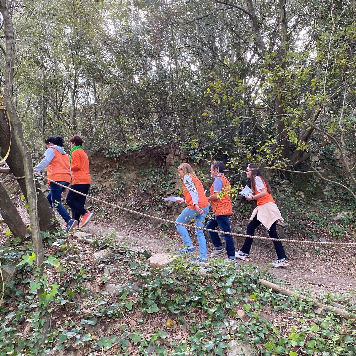 trekandteam's tweet photo. Ahir vam fer una nova edició dels nostres #teambuilding per a empresa. En aquest cas amb un equip d’@Optica_Salas 

En un entorn màgic com #LaAvellana vam estar treballant competències de #lideratge 

Una gran experiència!! 💪💚🤗 https://t.co/tUX2qwN4gb