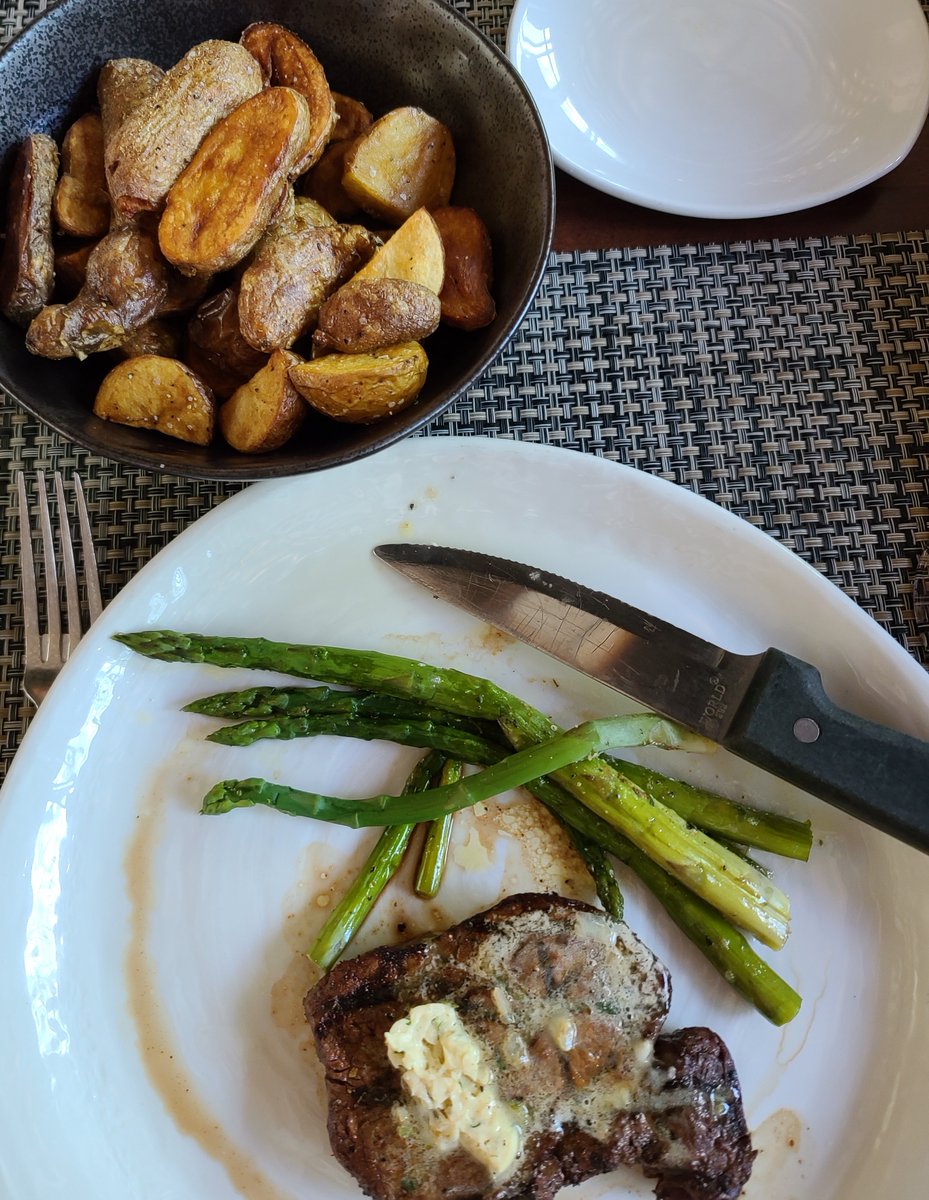 Simon_Says_Rain's tweet photo. @MelissasProduce Nothing better than steak &amp; potatoes!
#DutchYellowPotatoes #MelissasProduce https://t.co/FqPKwz7RFC