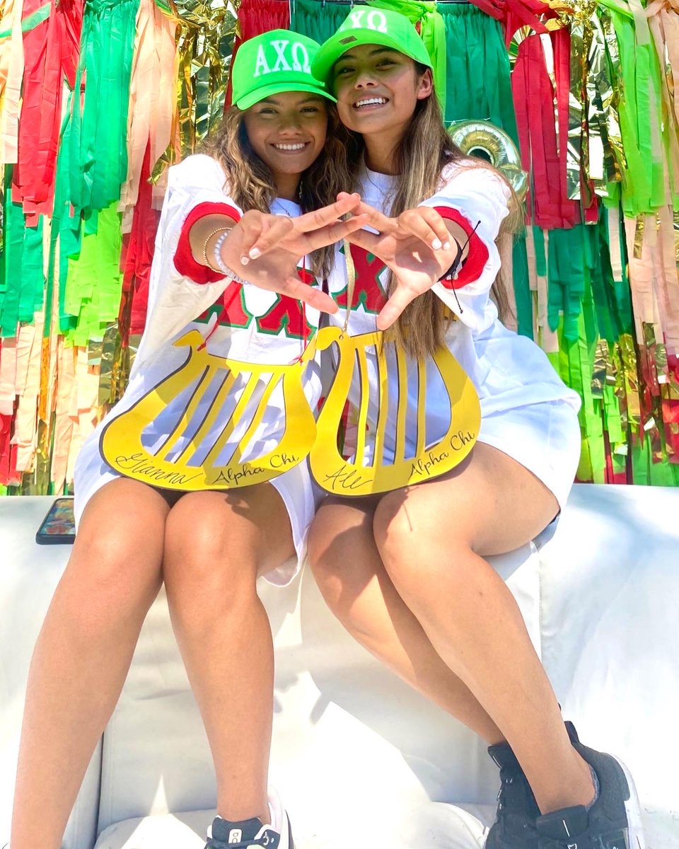 AlphaChiOmegaHQ's tweet photo. The epitome of bid day best day! We are so excited to welcome all the real, strong women who joined our newly established Lambda Pi chapter at the University of Mississippi! #GoAXO https://t.co/PUJfaJadwb