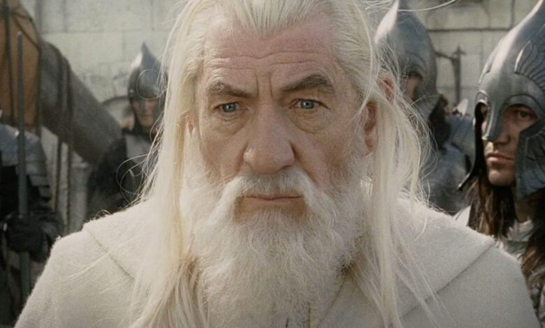 CinesUnidos's tweet photo. #IanMckellen comentó recientemente su deseo de volver a interpretar al gran mago #Gandalf antes de morir y nosotros nos unimos a esa petición 🎬🥺
¿Y ustedes? ¿Les gustaría verlo regresar a la Tierra Media? Los leemos 👀
#CinesUnidos #CU #NoticiaCU #LOTR https://t.co/22RdRQr4jA