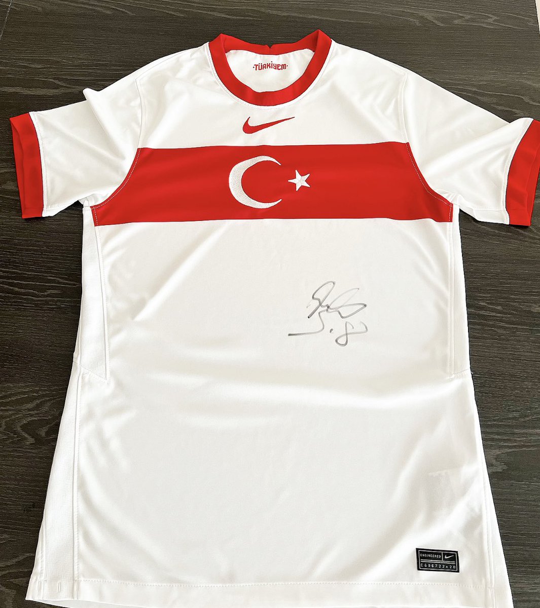 🚨FORMA HEDİYESİ🚨

🇹🇷Bir takipçime Salih Uçan imzalı A Milli Takım forması hediye ediyorum.

📍Beni takip etmeniz ve bu tweeti RT yapmanız yeterli.