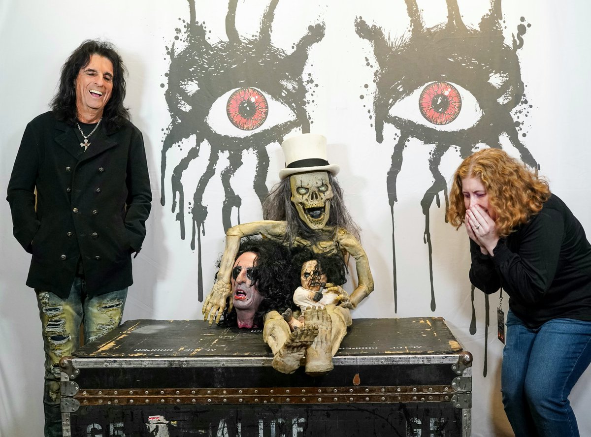 24HourEllen's tweet photo. Alice is laughing at me because I *may* have flipped out (a little). #AliceCooper #alicecoopervip #Memphis https://t.co/LpniJ4GBpj