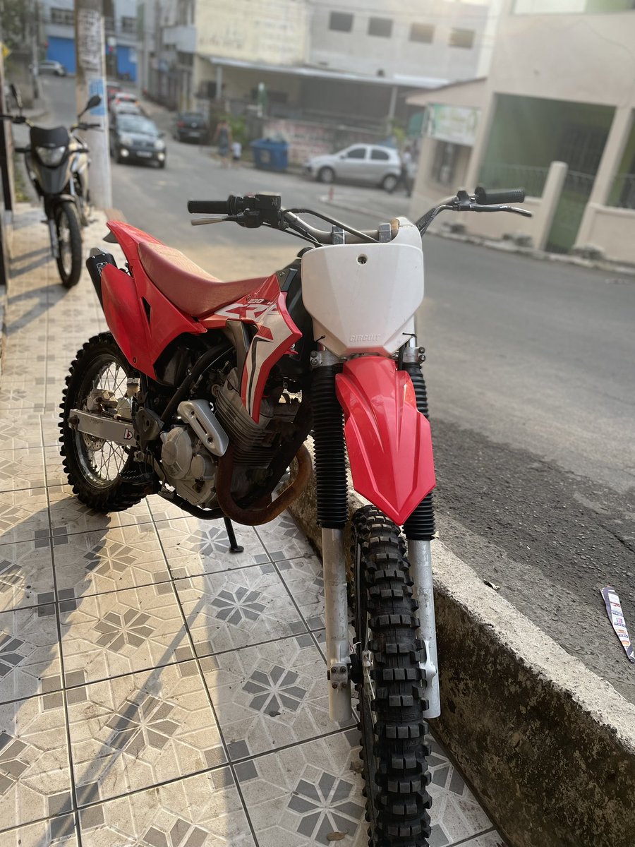 LrSsurf's tweet photo. Só Deus sabe o quanto eu sonhava com um trenzão desses 🥹🥹 obg por me dá força pra corre todo dia atrás e realizar meus  sonhos , só gratidão de mais pode tá vivendo os trem desde novo 🫶🏻 seja bem vinda cavalinha 💁🏻‍♂️⛰ https://t.co/vReYFw2MfE