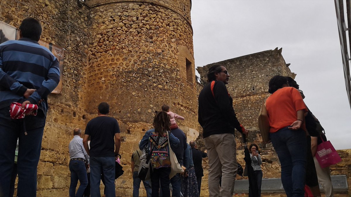 UCC_UHU's tweet photo. La lluvia ha llegado a #Niebla pero aquí se continúa con la visita al #Alcázar de la mano del profesor Juan Luis Carriazo de @UniHuelva
@AytoNiebla #castillo #nightspain #preevento #eltiempo https://t.co/fucWGKvceS