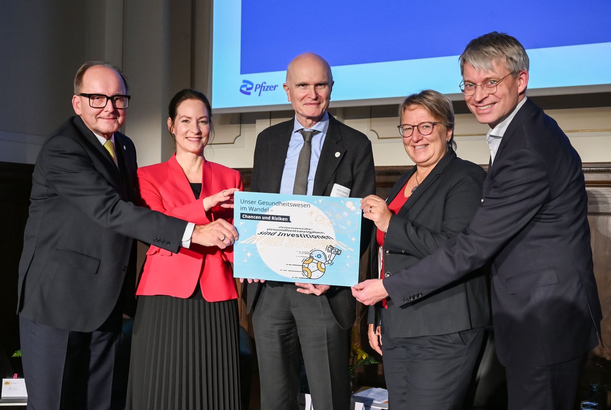CClaussenBerlin's tweet photo. Das war der erste Tag beim #PfizerPatientenDialog 2022! Spannende Diskussionen über Patientenbeteiligung, Petitionen, Lotsenmodelle und Weichenstellungen im Gesundheitssystem. Und große Wiedersehensfreude bei vielen langjährigen Mitstreiter:innen 😊#PatientCentricity #PfizerProud https://t.co/R1jXYLoOUg