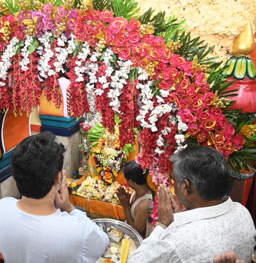 meNeeleshNRane's tweet photo. रत्नागिरीत रत्नदुर्ग निवासिनी आई भगवती देवी आणि श्री देवी जोगेश्वरी यांचे नवरात्र उत्सवाच्या निमित्ताने दर्शन घेतले. https://t.co/eRMG9S8MsF