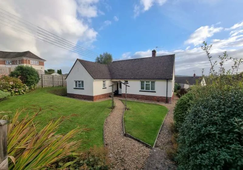 COMING SOON; detached #bungalow situated on Rackenford Road, towards the edge of #Tiverton.

🛌 3 bedrooms
💰 Guide Price £350,000
📞 01884 253500 

#Property #MidDevon