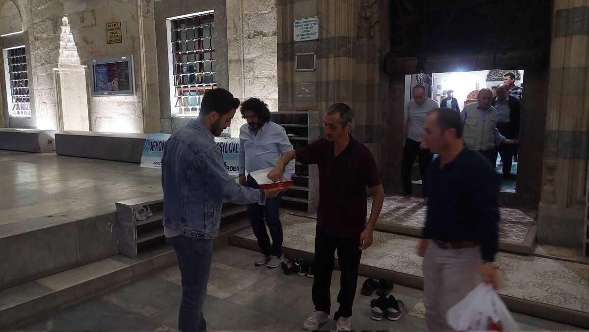 81 İlde Eş Zamanlı Akşam Namazı Buluşmaları]

Genç Memur-Sen teşkilatı olarak İmaret Cami'nde akşam namazında buluşup cemaatimize lokum ikramında bulunduk.

<a href="/gencmemursen/">Genç Memur-Sen</a>
<a href="/mstemrebalci/">Mesut Emre Balcı</a>
<a href="/03AliKeskin/">Ali Keskin</a>
<a href="/HakanBuldan/">Ahmet Hakan Buldan</a>