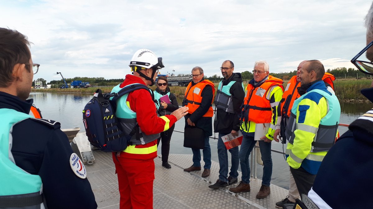 EDFGravelines's tweet photo. Démonstrations de norias nautiques avec la Force d'action rapide du nucléaire en présence de la @cli_gravelines, du Sous-Préfet Hervé Tourmente et de nos partenaires des pouvoirs publics. Retrouvez l'interview d'Olivier Le Roux👨🚒, directeur de la FARN https://t.co/cZAI3UdvqK https://t.co/ZnEwlAx1iJ
