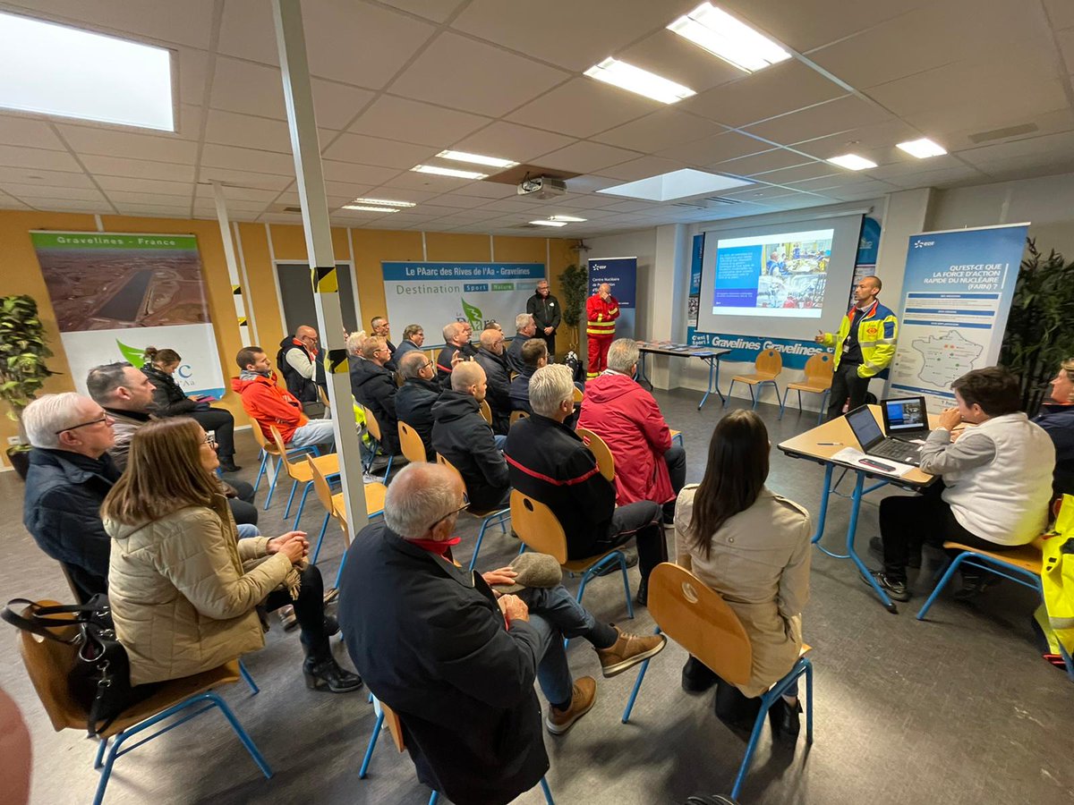 EDFGravelines's tweet photo. Démonstrations de norias nautiques avec la Force d'action rapide du nucléaire en présence de la @cli_gravelines, du Sous-Préfet Hervé Tourmente et de nos partenaires des pouvoirs publics. Retrouvez l'interview d'Olivier Le Roux👨🚒, directeur de la FARN https://t.co/cZAI3UdvqK https://t.co/ZnEwlAx1iJ