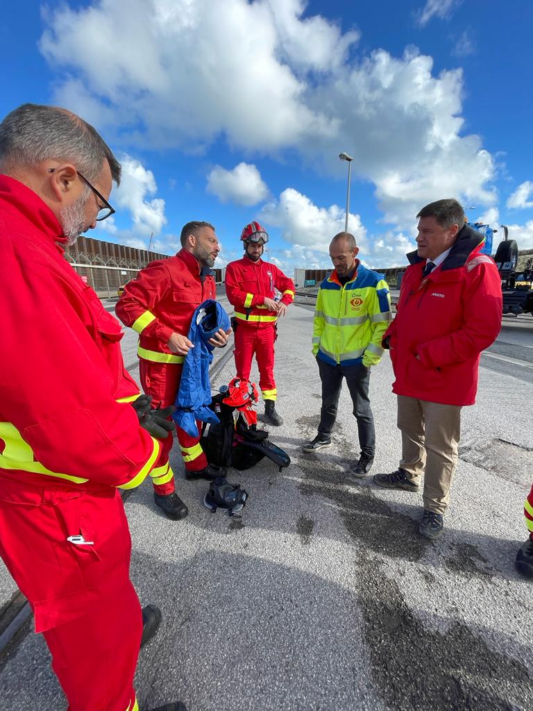 EDFGravelines's tweet photo. Démonstrations de norias nautiques avec la Force d'action rapide du nucléaire en présence de la @cli_gravelines, du Sous-Préfet Hervé Tourmente et de nos partenaires des pouvoirs publics. Retrouvez l'interview d'Olivier Le Roux👨🚒, directeur de la FARN https://t.co/cZAI3UdvqK https://t.co/ZnEwlAx1iJ