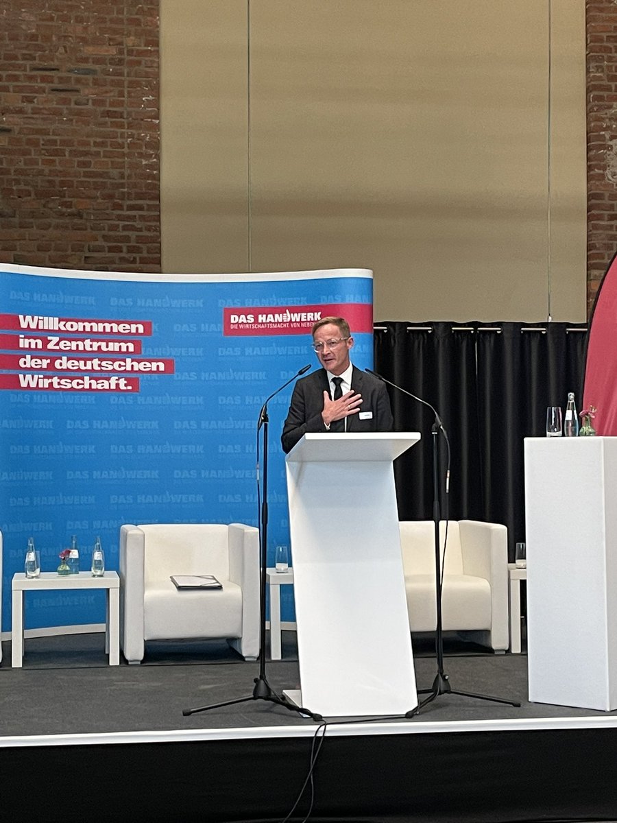 Handwerkskammer Dortmund (@hwkdortmund) on Twitter photo „Politik kann entscheiden, aber das #Handwerk setzt um“, sagt Staatssekretär <a href="/Daniel_Sieveke/">Daniel Sieveke</a> beim Ruhrforum Handwerk.
#KMU #Mittelstand „Politik kann entscheiden, aber das #Handwerk setzt um“, sagt Staatssekretär <a href="/Daniel_Sieveke/">Daniel Sieveke</a> beim Ruhrforum Handwerk.
#KMU #Mittelstand