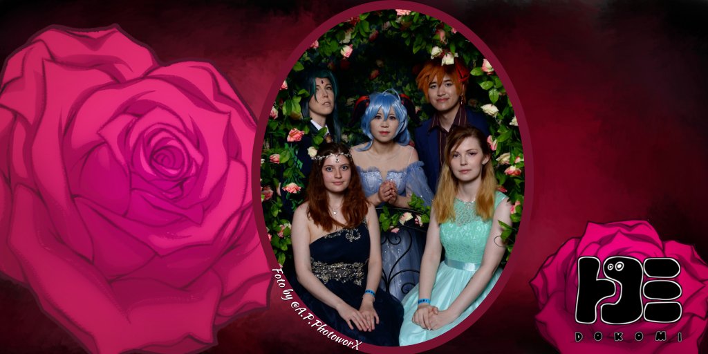 Endlich durften wir auch wieder "größere" Gruppen unter unserem Rosenbogen willkommen heißen. Und so fing unser Fotograf auch diese wundervolle Komposition an Eleganz mit seiner Linse ein!

#Dokomi #DokomiBall #Cosplay #Rosenbogen  #elegant #Kleider #Kleid #Anzug #Kimono
