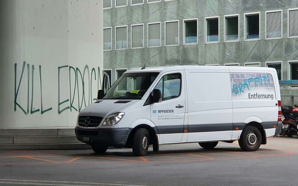 Der #KillErdoganProzess geht nächstes Jahr weiter. Die Stawa verlangsamt im Moment den ganzen Prozess, jegliche Frist muss wegen ihnen verlängert werden. Nunja den Angeklagten ist es auch recht so.

Bis dahin gibt es schönes und farbiges von Berns Wänden ;)