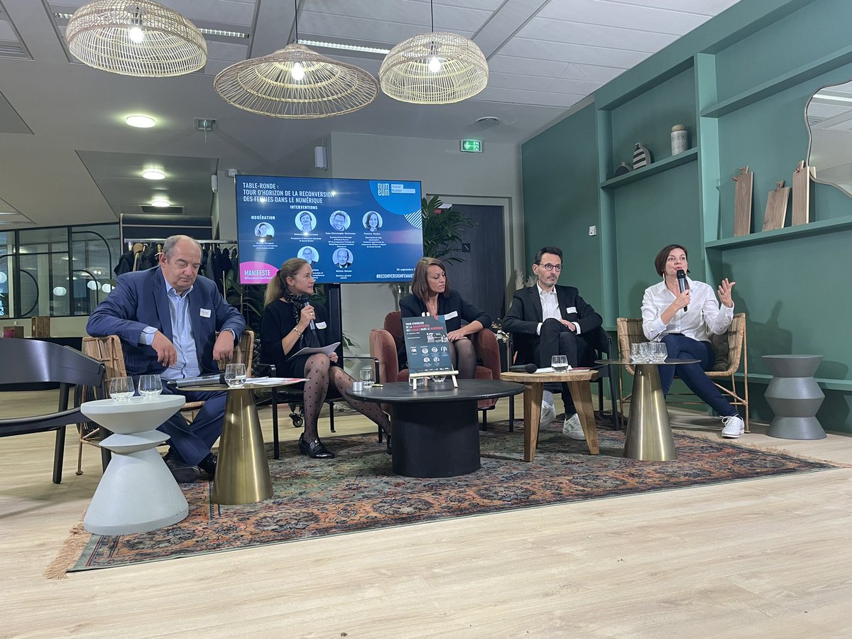 SocialBuilder's tweet photo. .@emmalarroque, DG de @SocialBuilder, partage les principaux des #femmes sur le #numérique et les programmes de @SocialBuilder en partenariat avec les services publics de l’#emploi et les #entreprises pour lever ces freins. #ReconversionFemmesNum https://t.co/0YWGSG32MQ