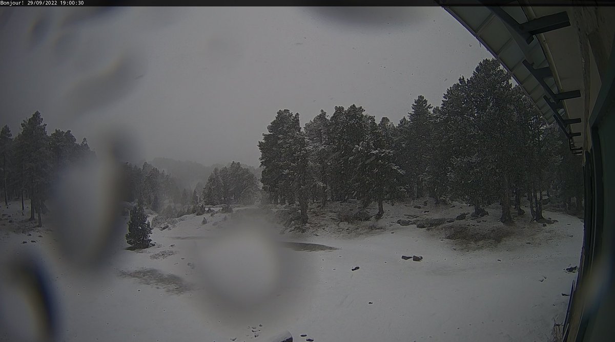 MeteoRoussillo1's tweet photo. Elle est de retour ! La neige tombe sur le Canigò et elle tient au sol 😍 https://t.co/4mCMvmZcIS
