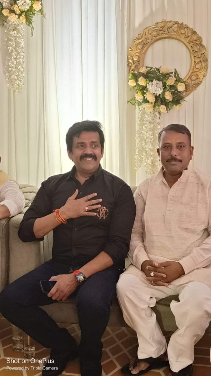 durga4bjp's tweet photo. गोरखपुर के यशस्वी सांसद प्रसिद्ध फिल्म अभिनेता माननीय @ravikishann शुक्ला जी को मत्स्य कांड वेब सीरीज में सर्वश्रेष्ठ अभिनेता का खिताब मिलने पर बहुत बहुत बधाई....
#matsyakand #RaviKishan #gorakhpurbjp
#Nichlaul #Maharajganj #PankajChaudhary https://t.co/jCT2X3l0DM