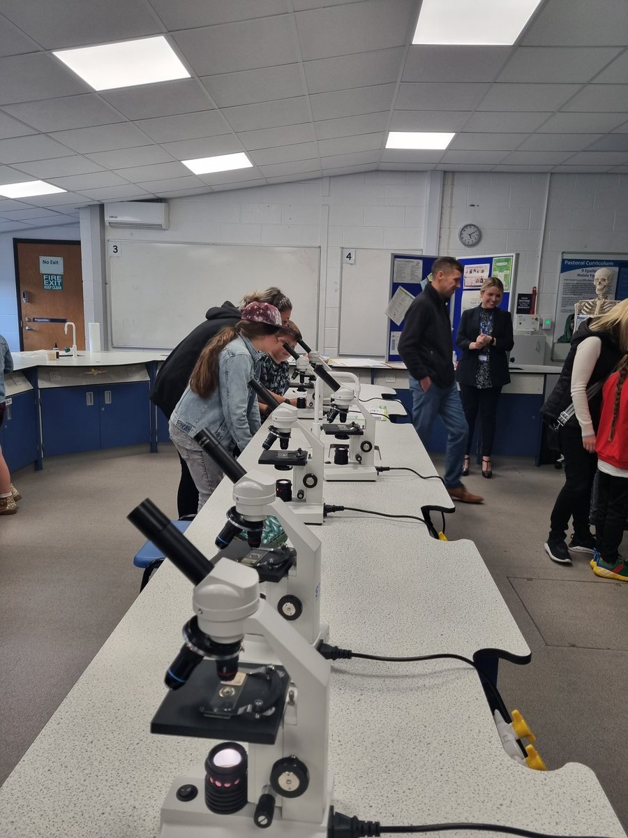 BCHSchoolSci's tweet photo. Microscopy 🔬 
#Biology #OpenEvening @BCHSchool https://t.co/u3UKFkcnmR