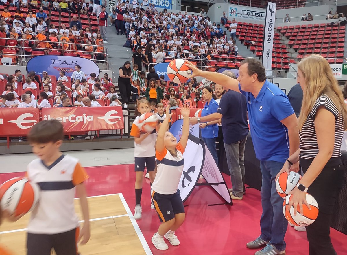 ibercaja's tweet photo. 🏀 ¡Pequeños grandes campeones en el pabellón Príncipe Felipe! 

👏 Participaron en la Liga de Escuelas @ibercaja 2021/2022 y hoy vuelven a la cancha con motivo de la tradicional entrega de balones. ¡Vamos! @FabasketAragon https://t.co/JAmcJW8k97