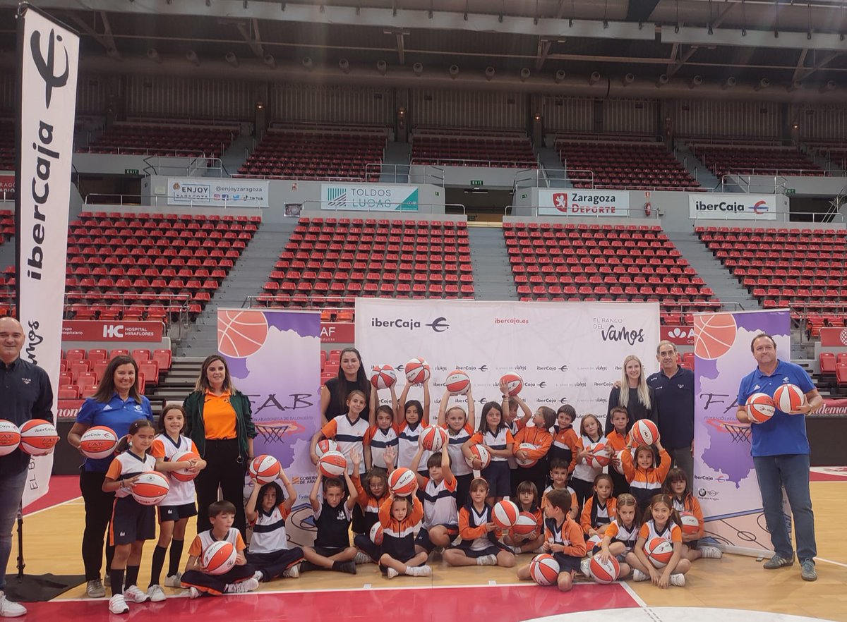 ibercaja's tweet photo. 🏀 ¡Pequeños grandes campeones en el pabellón Príncipe Felipe! 

👏 Participaron en la Liga de Escuelas @ibercaja 2021/2022 y hoy vuelven a la cancha con motivo de la tradicional entrega de balones. ¡Vamos! @FabasketAragon https://t.co/JAmcJW8k97
