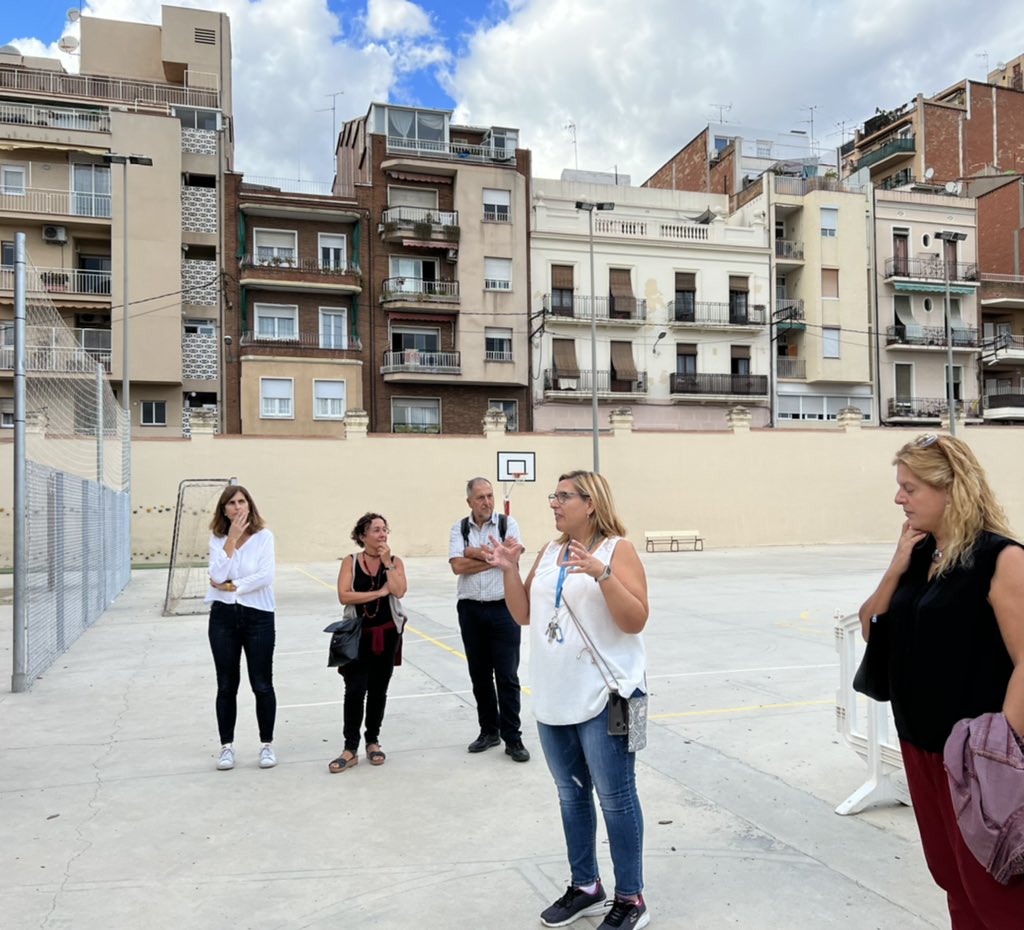 NvilaVila's tweet photo. @IE_Londres participem en #transformemelspatis Assistim a la primera sessió @susana_naranjo Els nostres patis milloraran molt amb la participació de tot@s👍 i un bon equip liderat per @Pillefo @bcn_ajuntament @consorciedubcn @AFA_IE_Londres https://t.co/Htkll6efb4