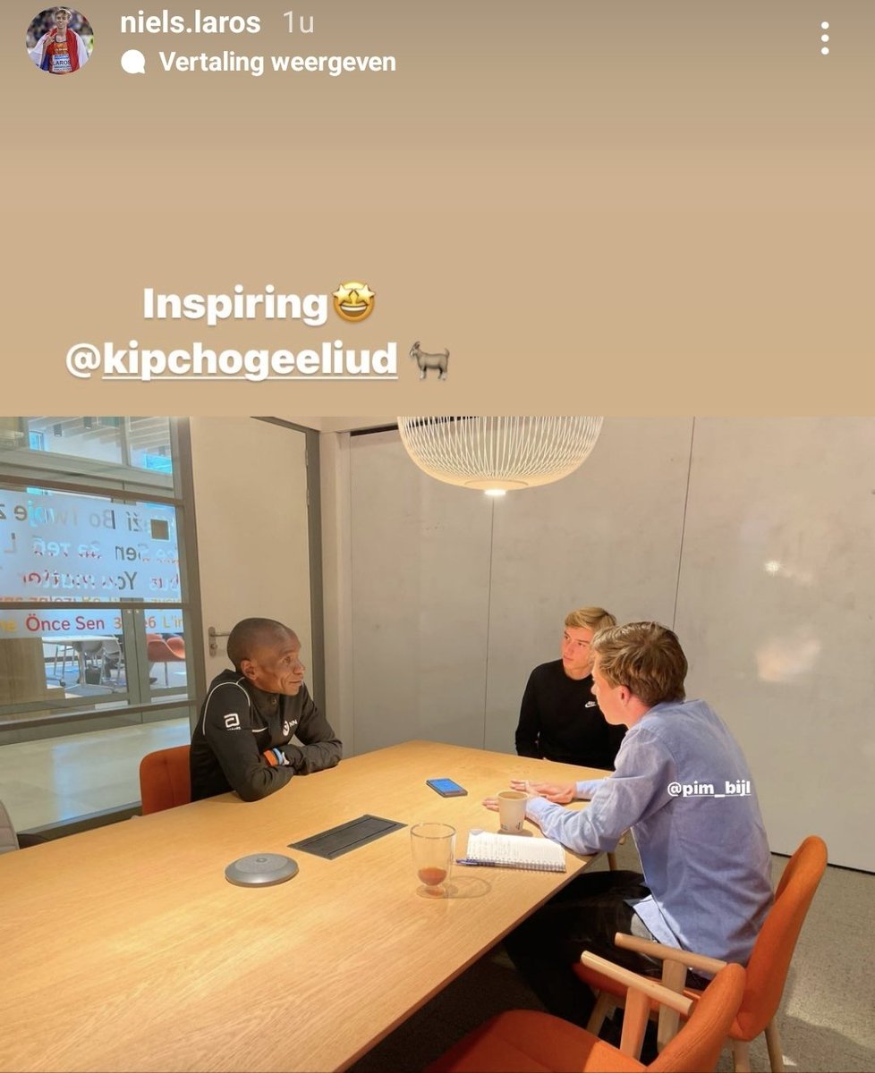 AtletiekLive's tweet photo. Foto waar je blij van wordt : De grootste atleet (Eliud) met het grootste talent (Niels) van Nederland op loop gebied.

En een goede journalist ( @pimbijl ) voor de juiste vragen. https://t.co/0R4wza47FK