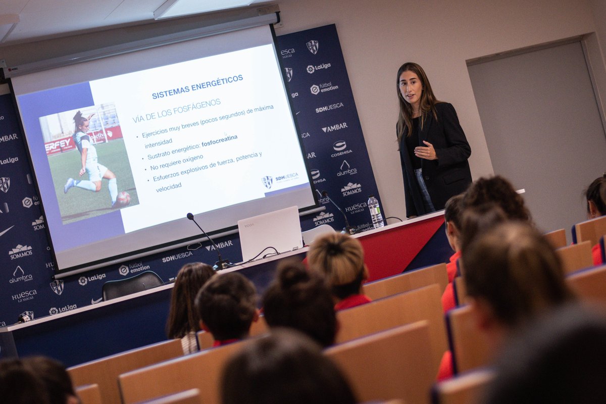 SDHuescaFem's tweet photo. 🥗🥤 La importancia de una buena nutrición e hidratación ha centrados la charla recibida esta tarde por las jugadoras de nuestro primer equipo y del conjunto filial, junto a sus familias.

🗣️ Impartida por la nutricionista del club, Eva Arguedas.

¡𝙏𝙤𝙙𝙤 𝙨𝙪𝙢𝙖! 💪 https://t.co/sn6EQx9cuf