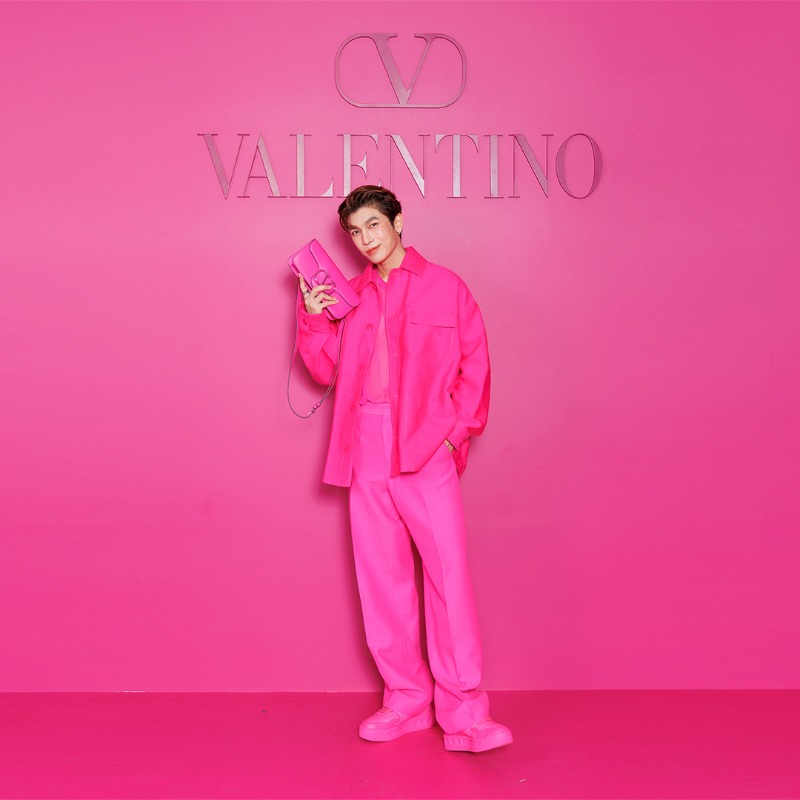 MaisonValentino's tweet photo. At Beam Club in Bangkok, an exclusive party celebrated #ValentinoPinkPPCollection, with #Nychaa, @MSuppasit, @lpcynl, @dew_jsu, @primiilly1 and @skywongraveee dressed in statement pink and #BlackEdition looks. ​

Shop the collection now at https://t.co/dWNWZZG57w