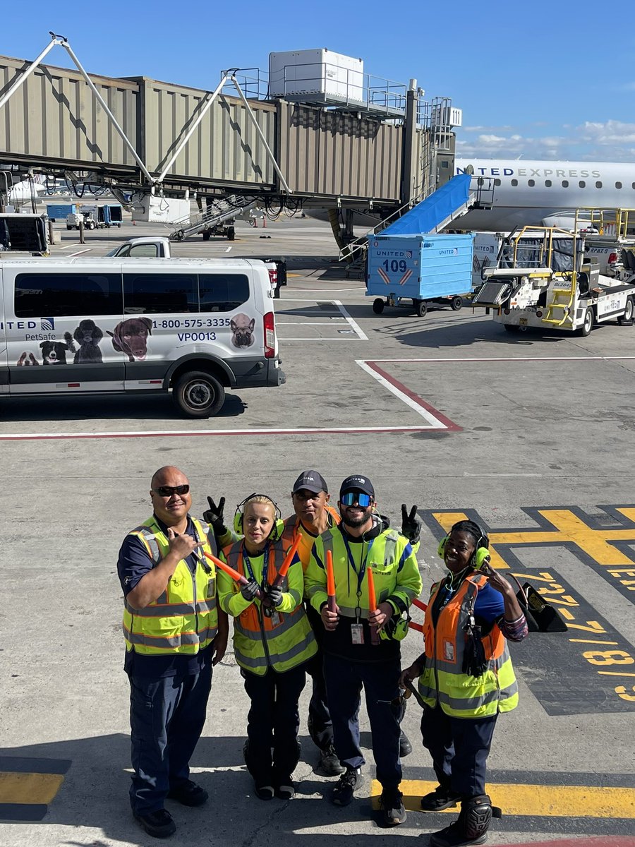 Day 4 for this crew on C109. Organized, Great communication and teamwork! Getting better everyday! 📸:<a href="/Keithatsme/">Kei Thatsme</a> <a href="/KevinSummerlin5/">Kevin Summerlin</a> <a href="/BsquaredUA/">Bradley Boyd</a> <a href="/garysneadunite1/">Gary Snead</a> <a href="/Davidwi97357603/">David wisdom</a> <a href="/MikeHannaUAL/">Mike Hanna</a> <a href="/bob_hanselmann/">Bob Hanselmann</a>