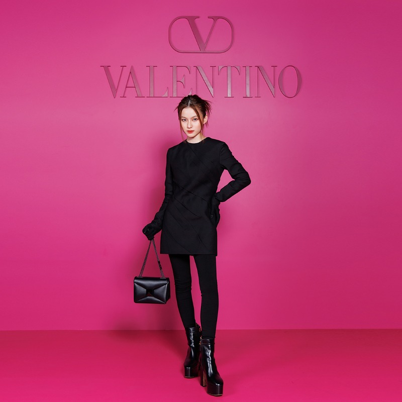 MaisonValentino's tweet photo. At Beam Club in Bangkok, an exclusive party celebrated #ValentinoPinkPPCollection, with #Nychaa, @MSuppasit, @lpcynl, @dew_jsu, @primiilly1 and @skywongraveee dressed in statement pink and #BlackEdition looks. ​

Shop the collection now at https://t.co/dWNWZZG57w